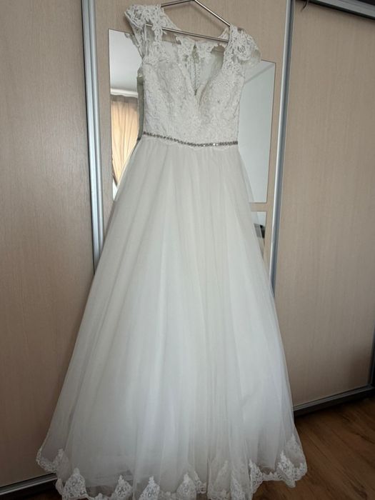 Rochie de mireasa La Novia, cu trena, colectie Milano, stil printesa, dantela, tul si satin