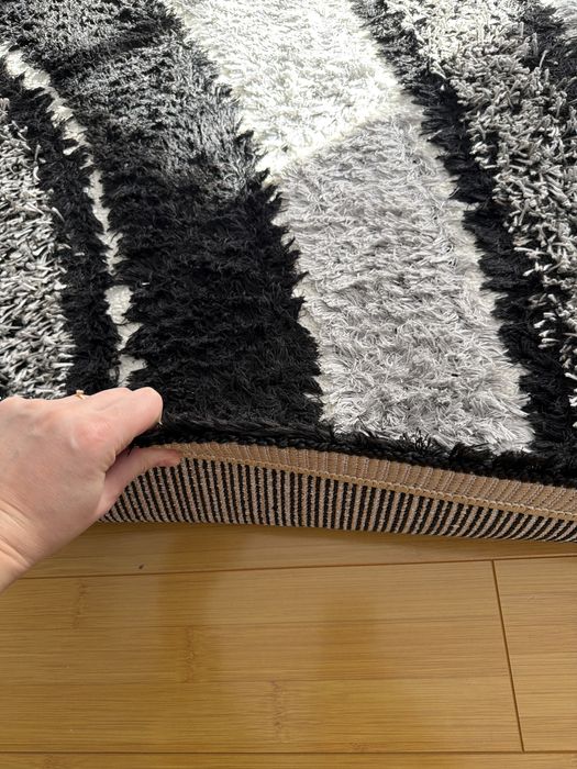 Covor cu alb , negru , gri