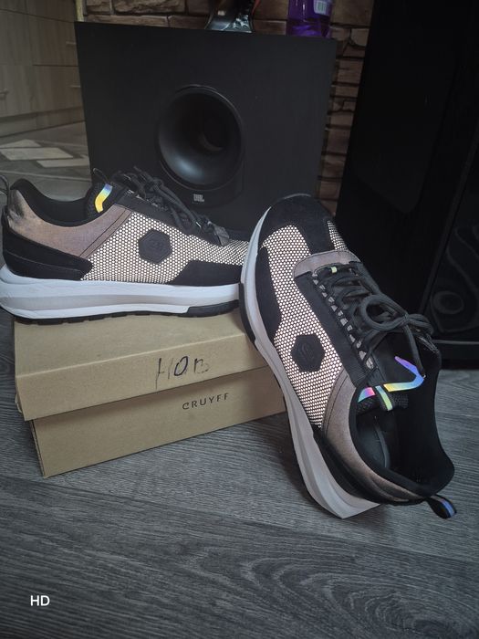 Маратонки CRUYFF номер 42 е топ състояние.Намалени.