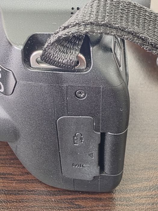 Фотоапарат : Canon EOS 250D