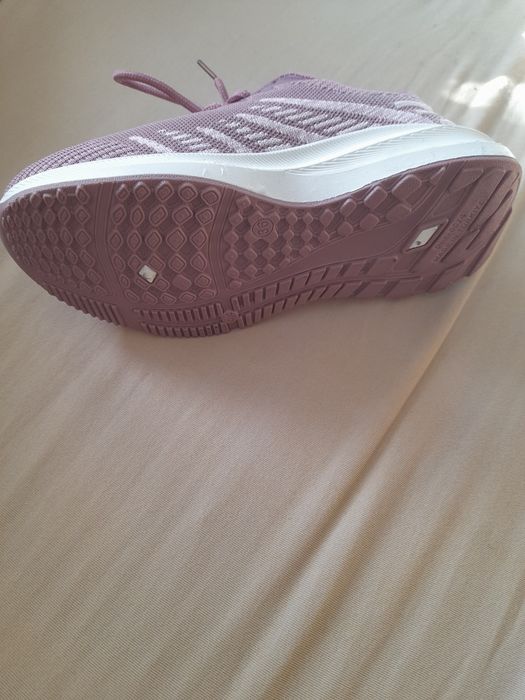 Adidaşi damă nefolosiți