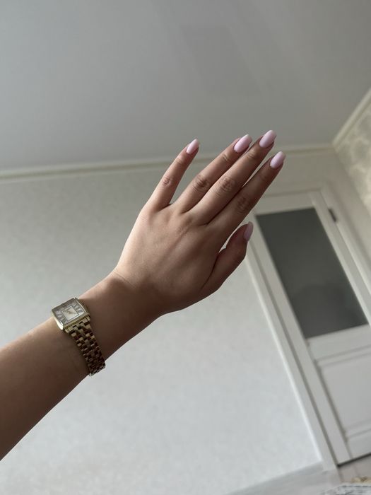 Продаю часы.Коробка все есть,торг есть,просто срочно нужны деньги )