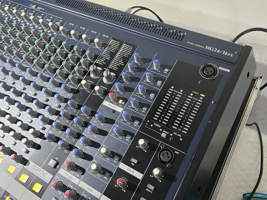 Mixer audio YAMAHA MG 24/14 FX ,cu efecte ,phantom 48v, case THON