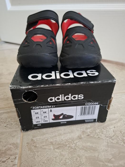 Чисто нови детски сандали Adidad