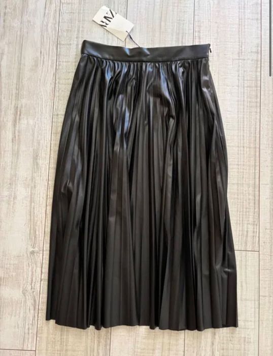 Модерна черна кожена пола ZARA