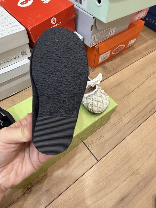 детские новые туфли