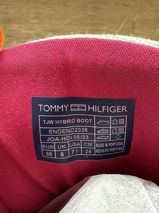 Продават се  женски зимни боти Tommy Jeans в размер 38 EU *НОВИ*