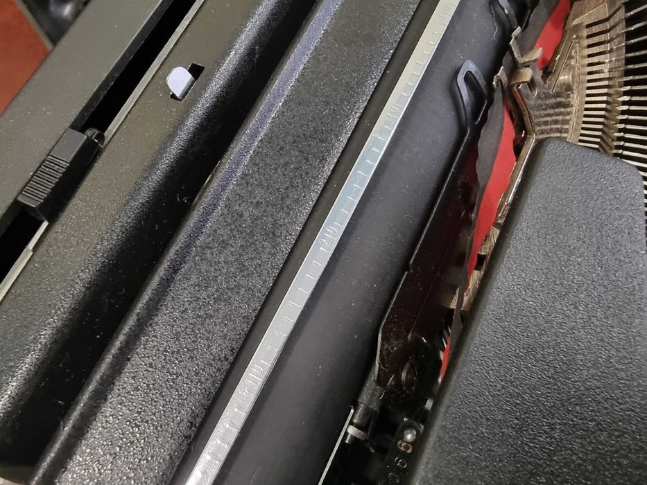 Пишеща машина на кирилица Хеброс 1300