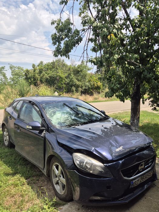 Vând Volvo v40 avariat