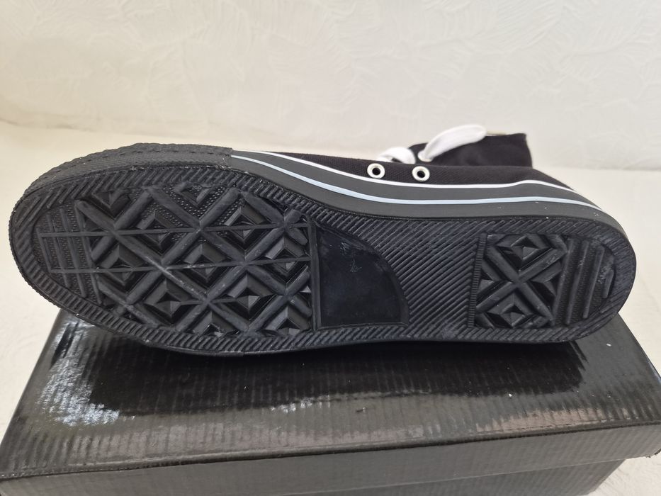 Нови високи кецове платнени унисекс 36-46 – черно-бели и изцяло черни – Converse стил