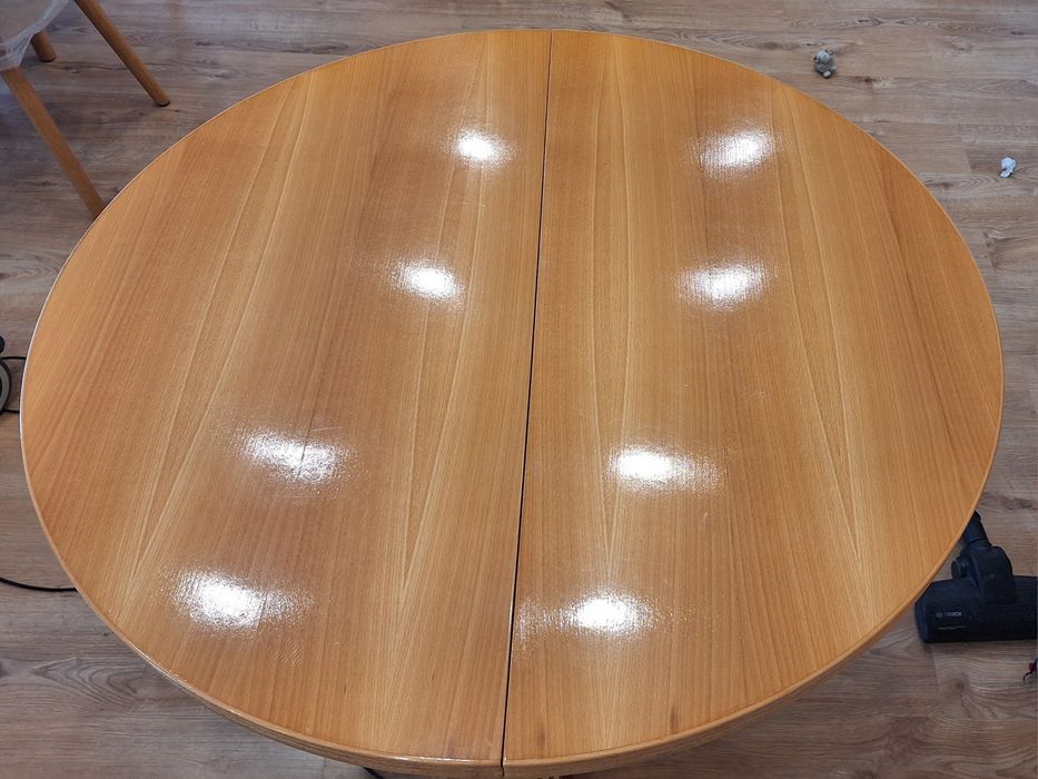 Масивна дървена маса