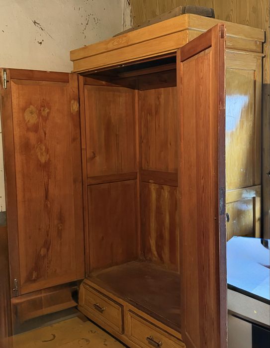 Продам шифоньер, цельное дерево- сосна.