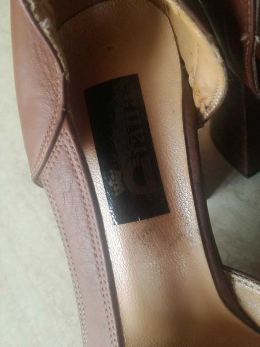 Продавам дамски обувки 5лв.български Дияна номер 40