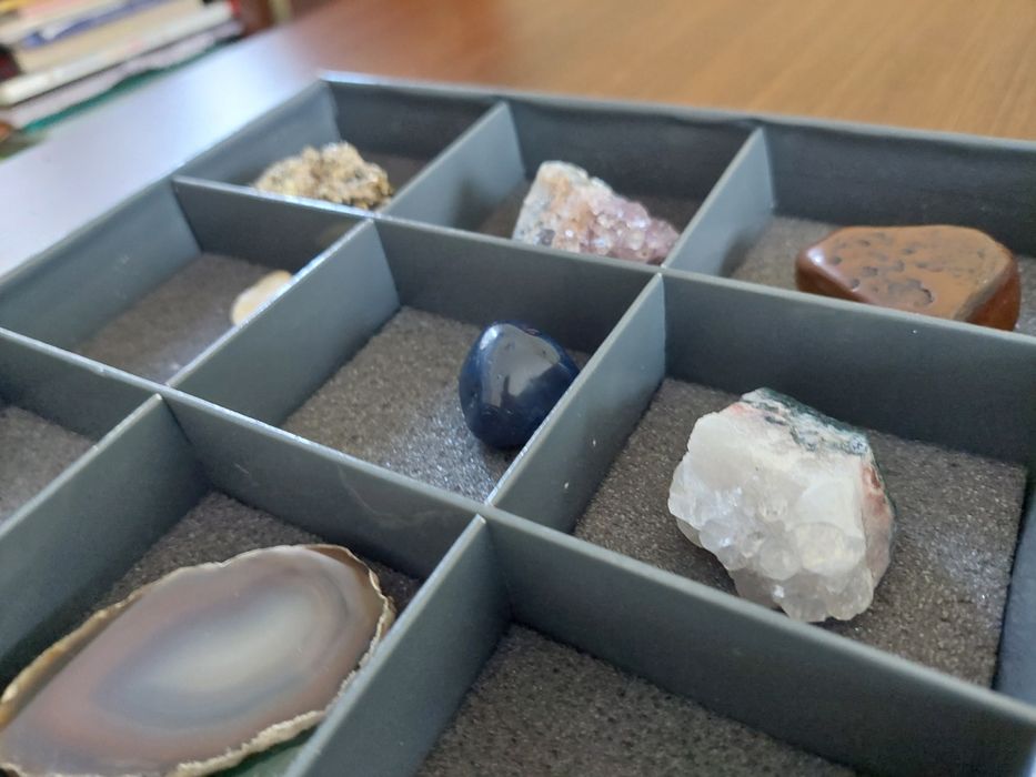 Colecție de  de pietre semiprețioase.