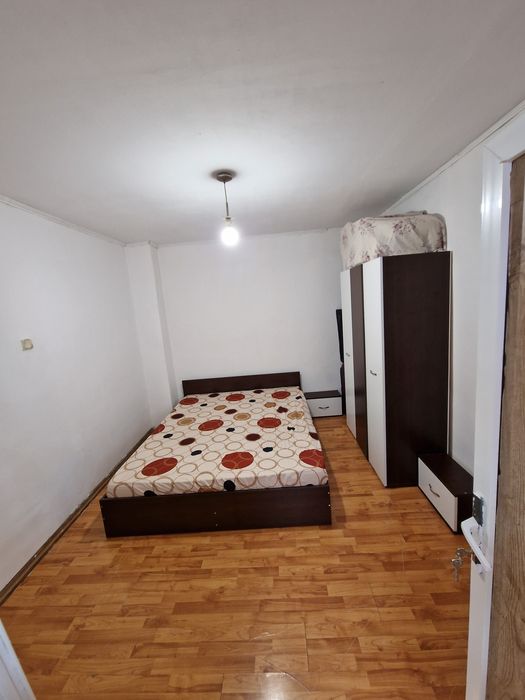 Închiriez  Camere la curte