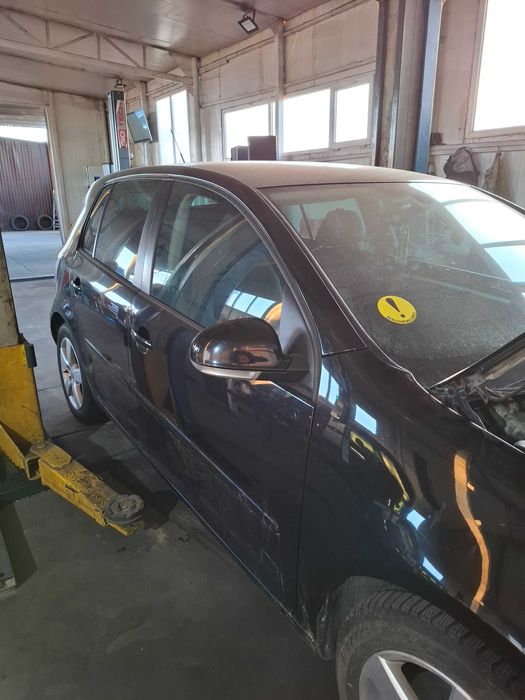 Vând golf 5 pt dezmembrare