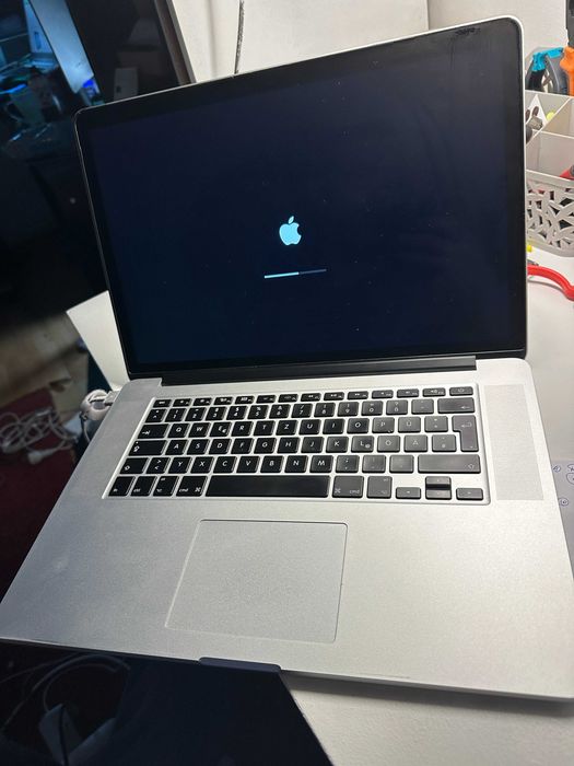 laptop Apple macbook A1398, cu defect la baterie