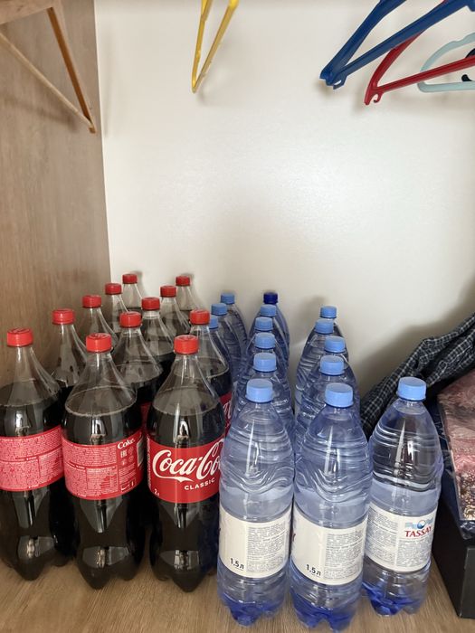 Кола 2 л по 650, тассай 1.5- 450 тг . Остаток со вчерашнего тоя