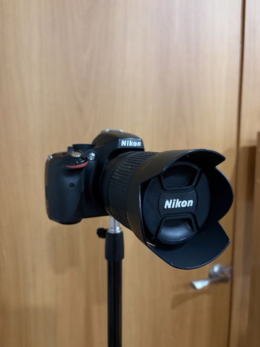 Камера Nikon со штативом