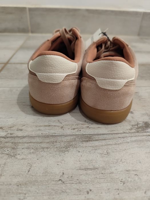 Велурени сникърси ZARA