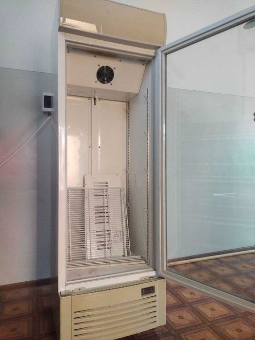 Vitrina xolodelnik sotiladi.