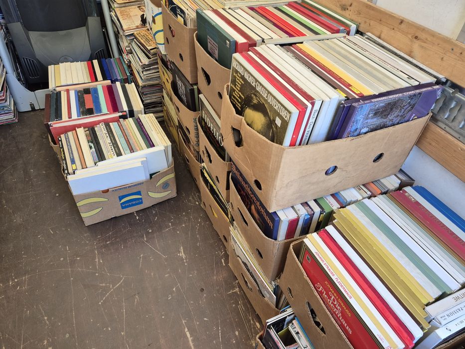 Vând colecție de 200 de discuri vinil cu muzică clasică mixtă. Discuri