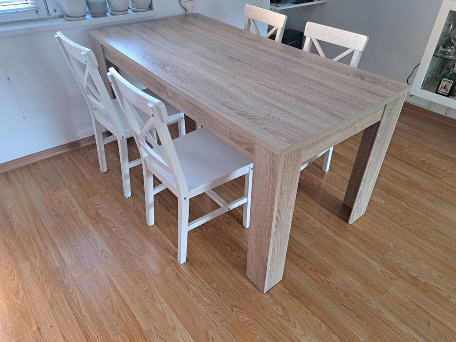 Маса със столове