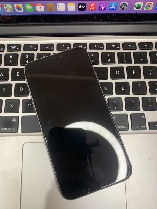 Телефон Apple iPhone 11