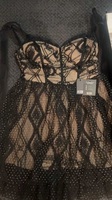 Елегантна дантелена рокля ALESSA