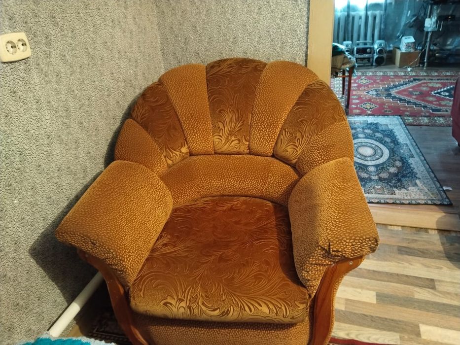 Продам диван и два кресла