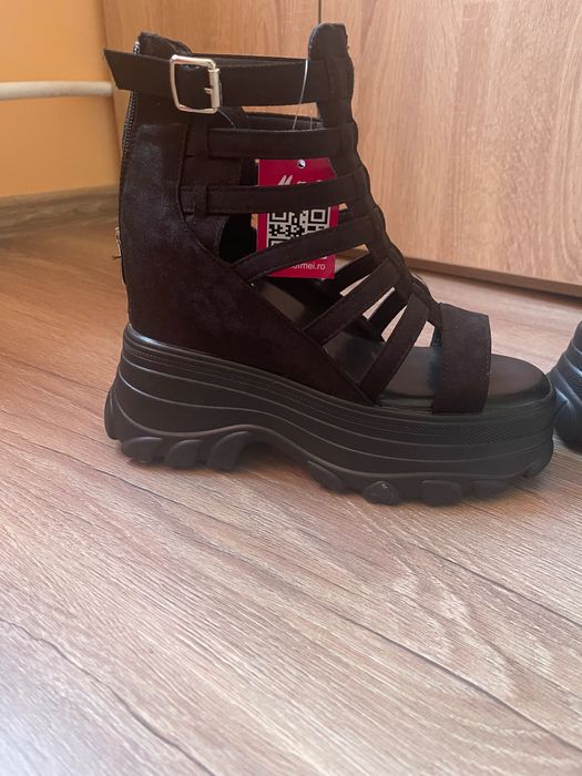 Сандали на платформа