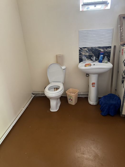 Нурафшон шахар марказида алохида турган бино