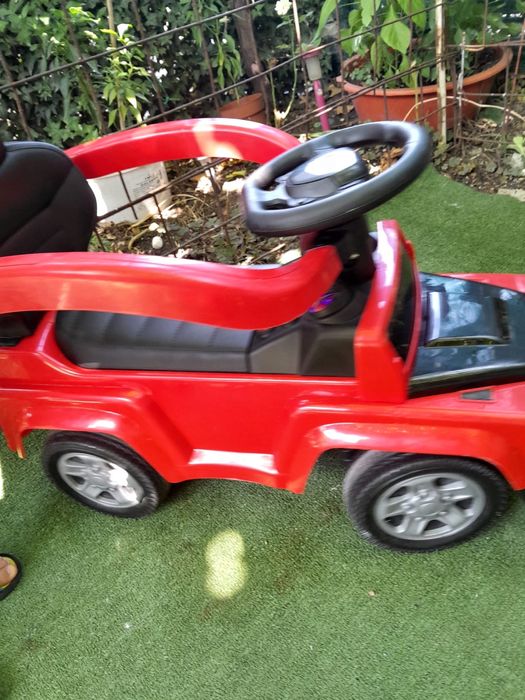 Masina copii canta si claxoneaza