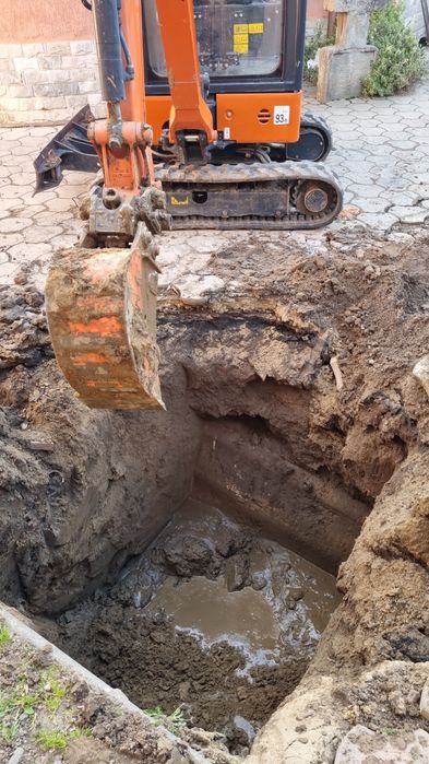 Firma executam: săpături, demolari, santuri, taluzari, fundații, miniexcavator