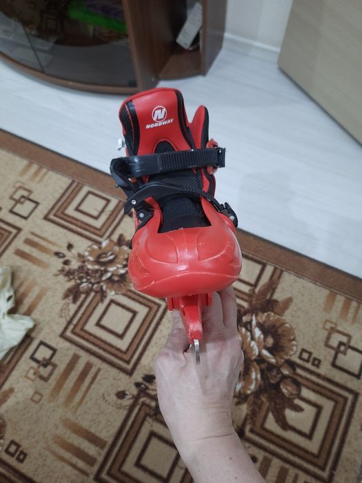 Коньки красного цвета.