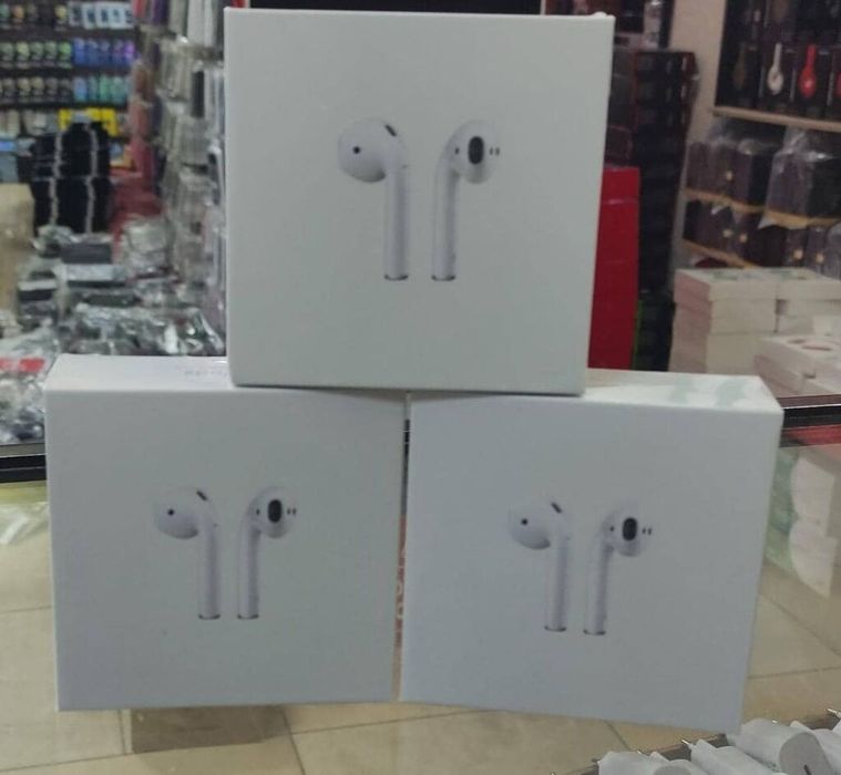 Новые AirPods в футляре