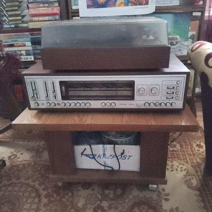 Продам проигрыватель с усилителем