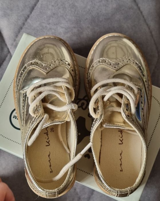 Продам плащи и кроссовки