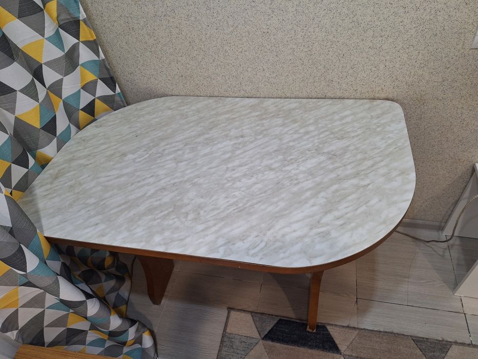 Продам кухонный стол