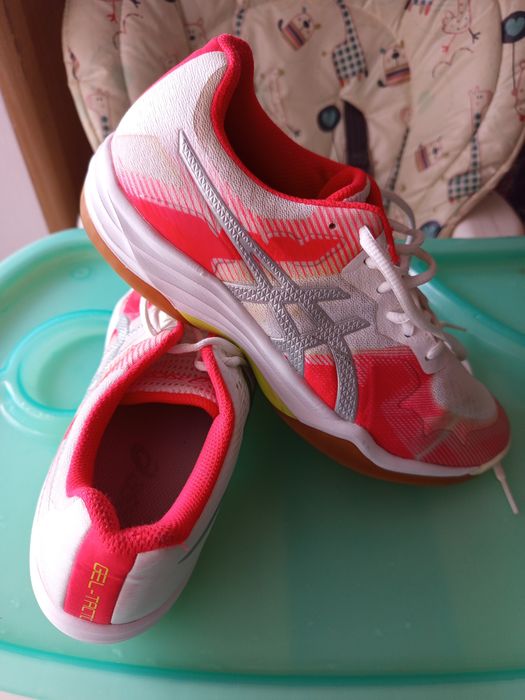 Vând adidași Asics 39.5