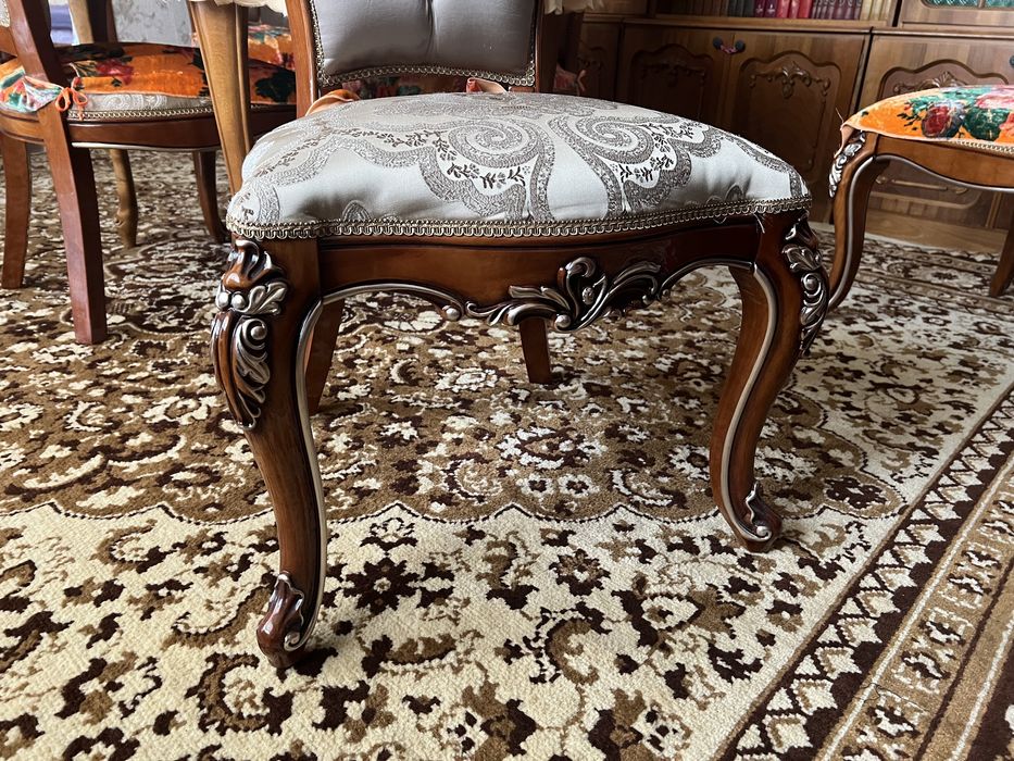 Срочно продаю новые стулья