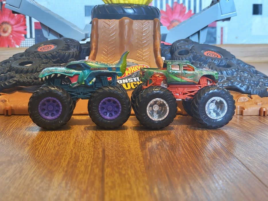 Hot wheels Megarex vs Crashzilla