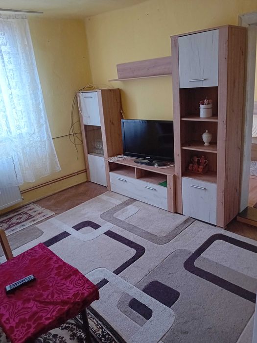 Vind casa in com Taut cu toate facilitatilesi livada cu 100 de pomi