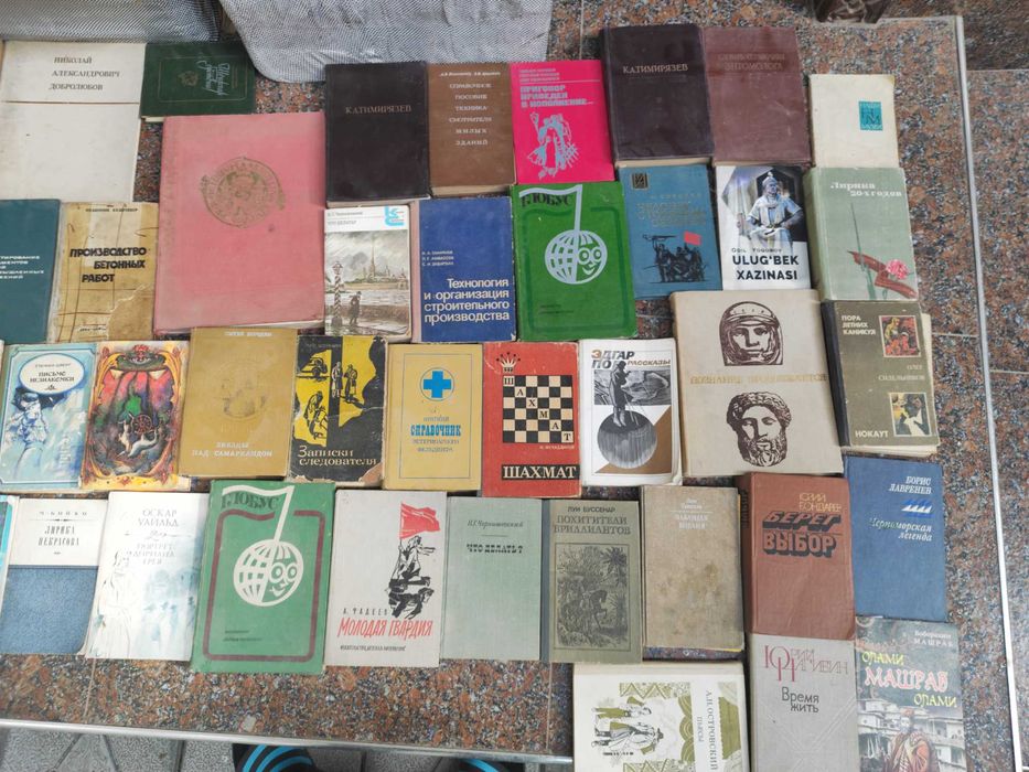 95 ta turli eski kitoblar sotiladi (adabiyot, falsafa va darsliklar).
