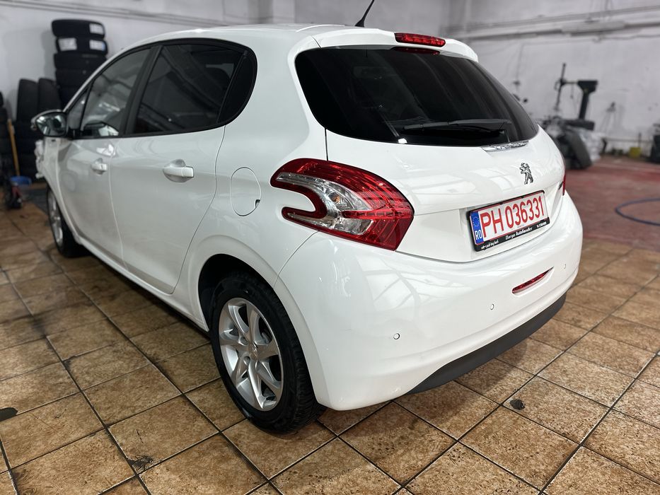 Peugeot 208 fab 2014. 1.2i benzina manual. Avariat stanga