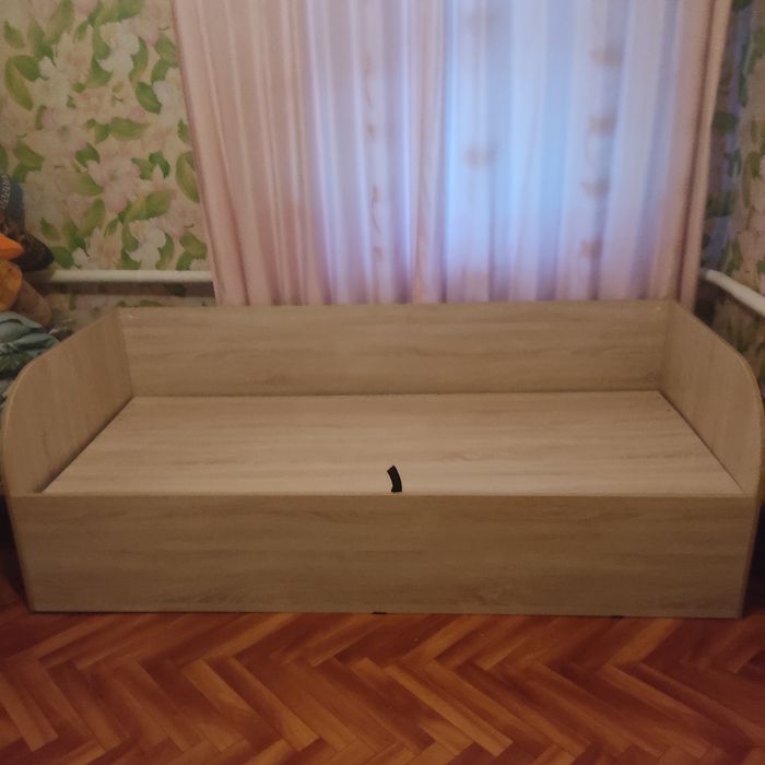 Кровать для спальни.