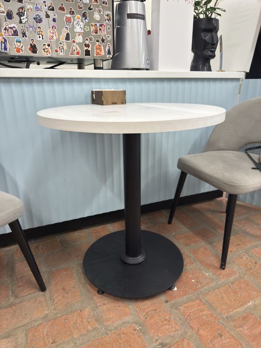 Продаются столы белые