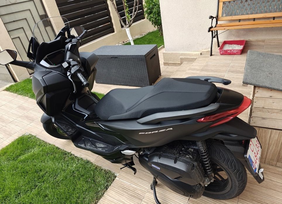 Vând Honda Forza 125 în garanție