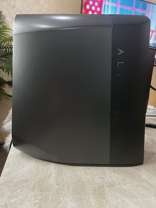 Alienware Aurora R9 (i9-9900K / RTX 2080 SUPER / 32GB RAM)