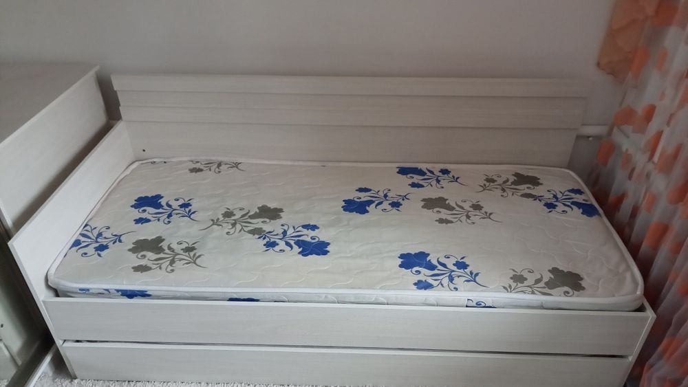 Кравать продаю срочно.